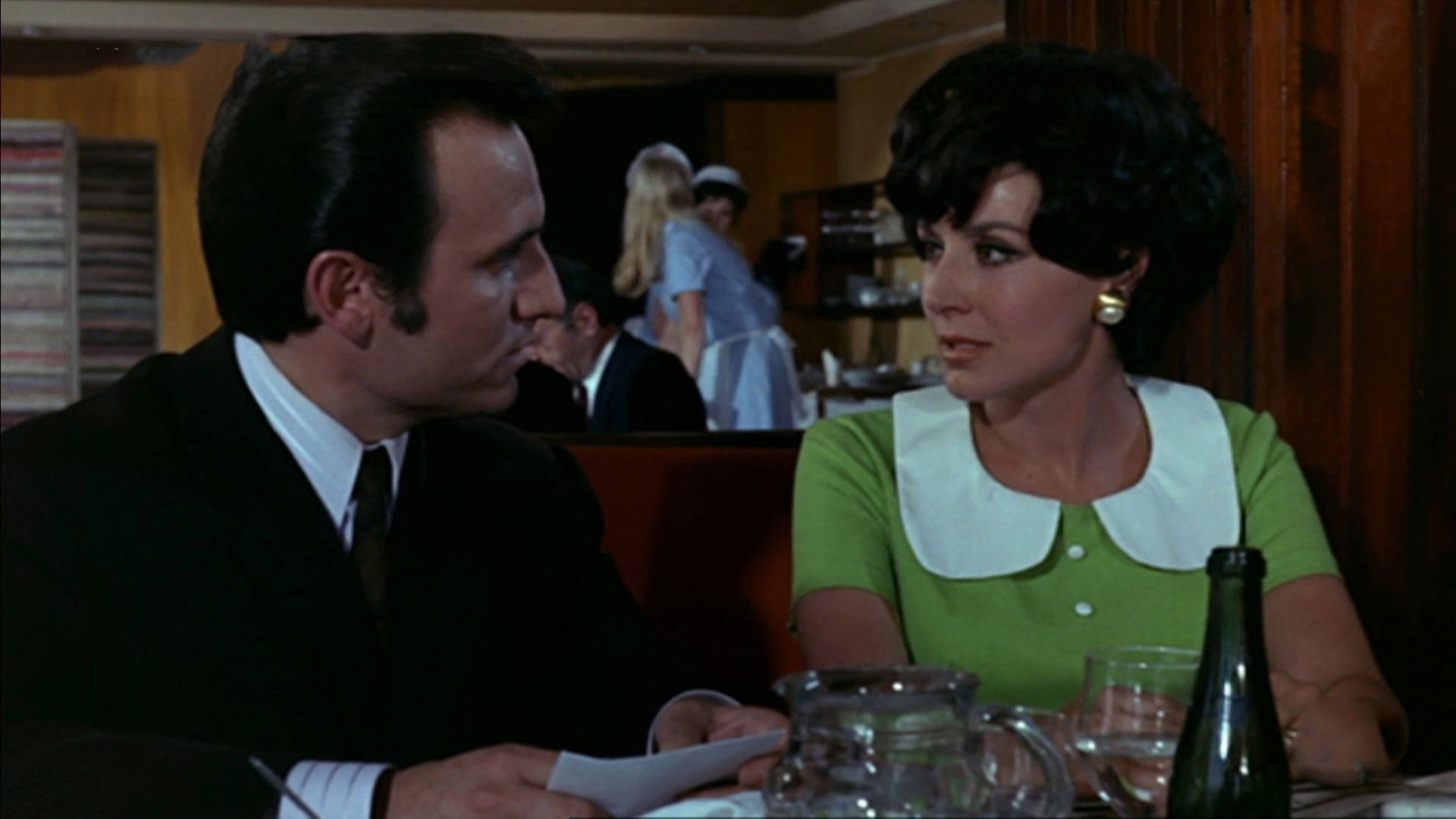 Backdrop for Relaciones casi públicas