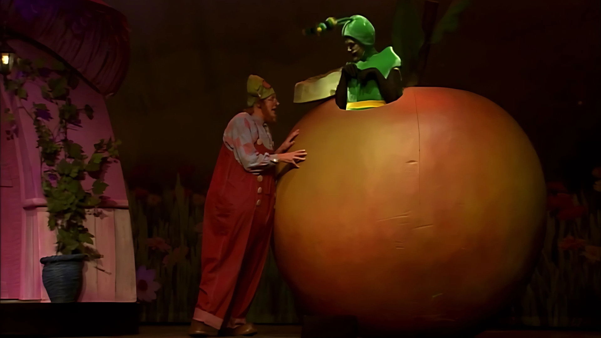 Backdrop for Plop Show: Holiday Full Of Surprises