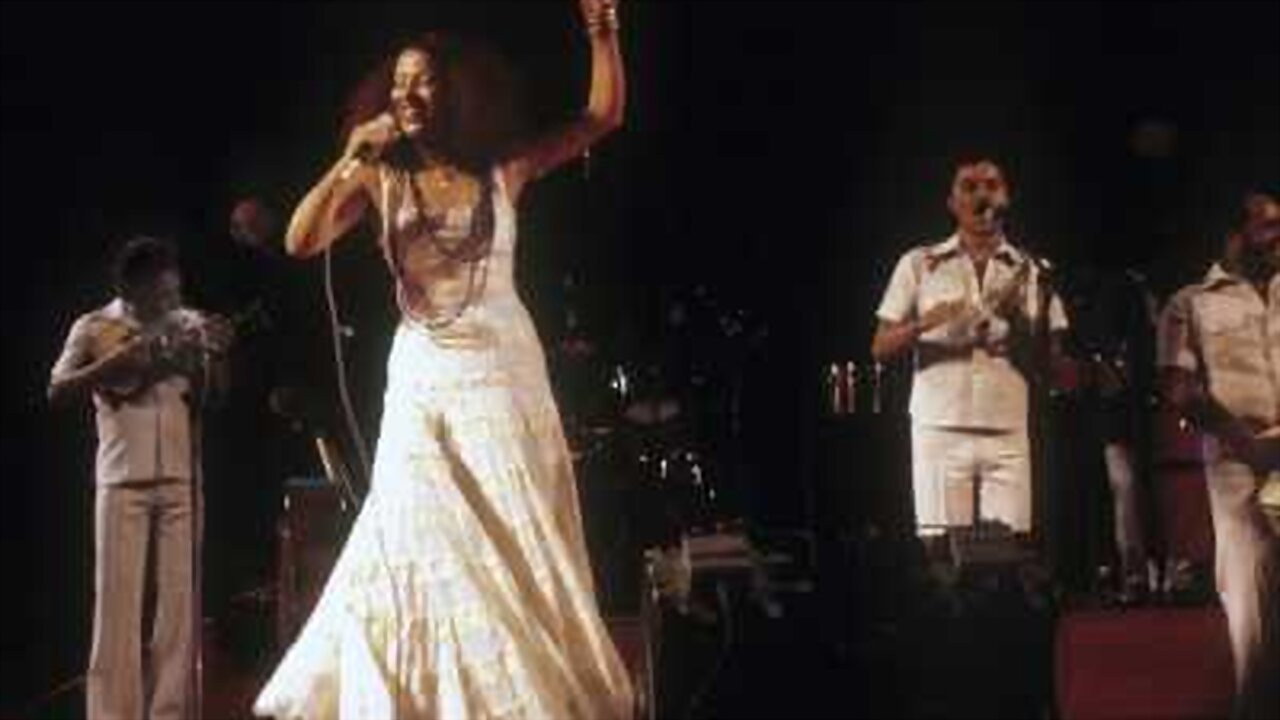 Backdrop for Clara Estrela