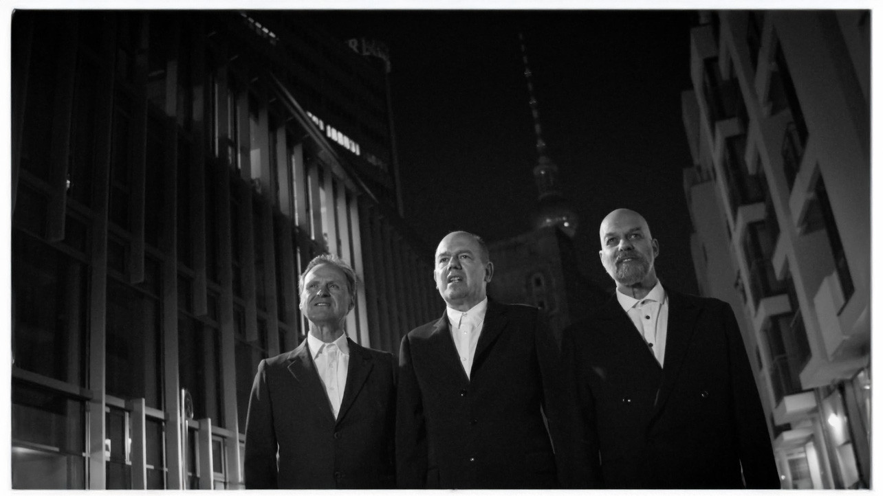 Backdrop for The Loneliness of the Big City Dwellers