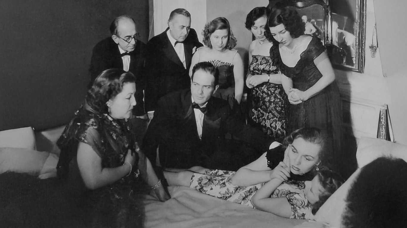 Backdrop for İki Ateş Arasında