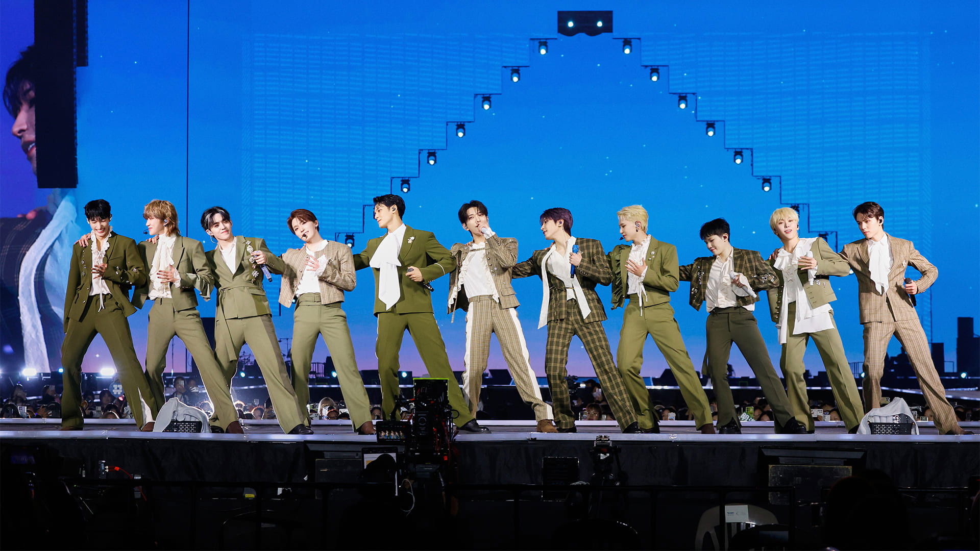 Backdrop for SEVENTEEN [RIGHT HERE] WORLD TOUR IN CINEMAS