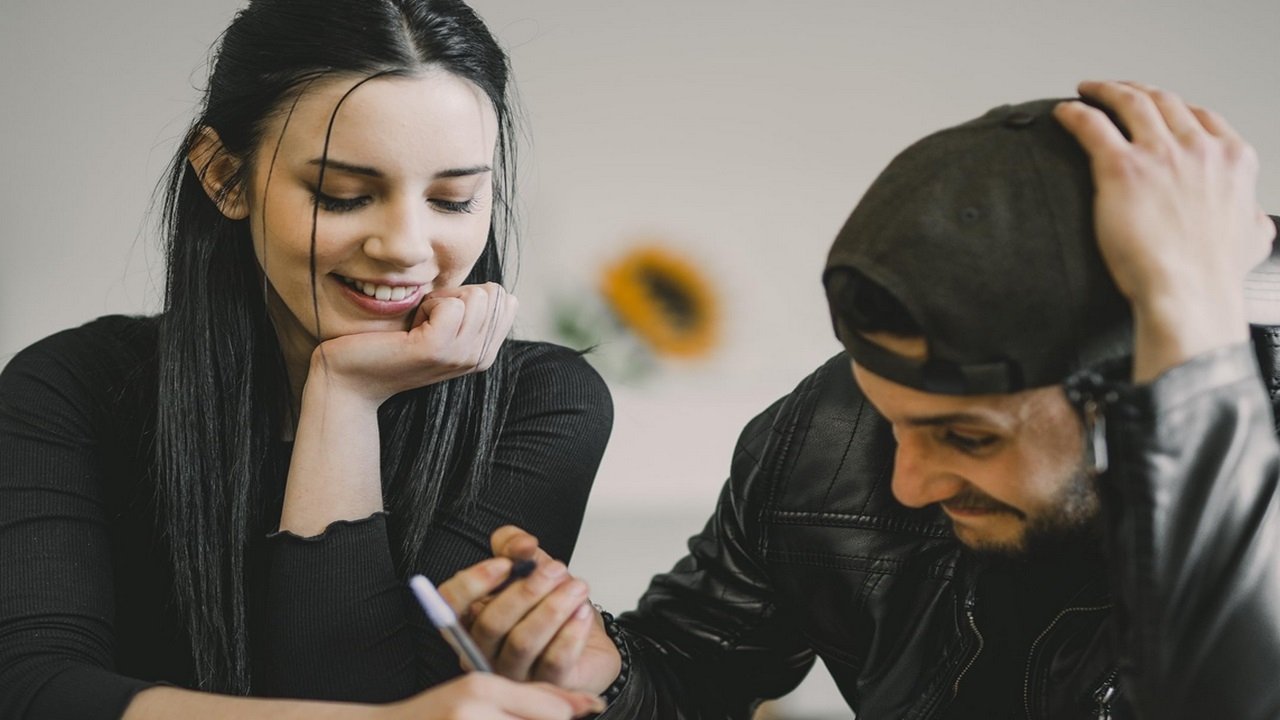 Backdrop for Kísértés az erdő mélyén - "A Megtört Fény"