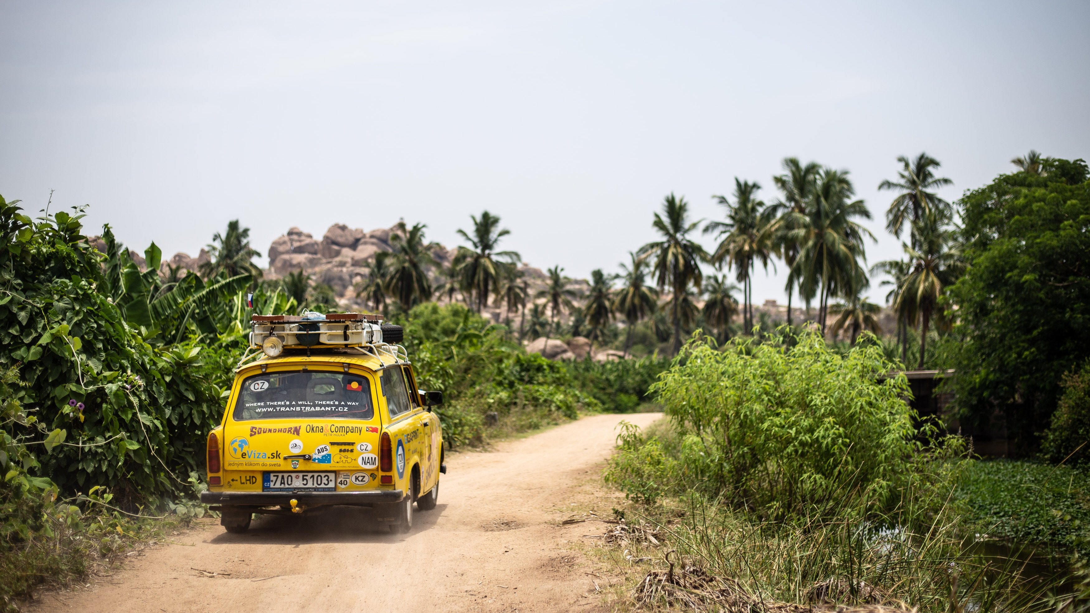 Backdrop for Trabantem z Indie až domů