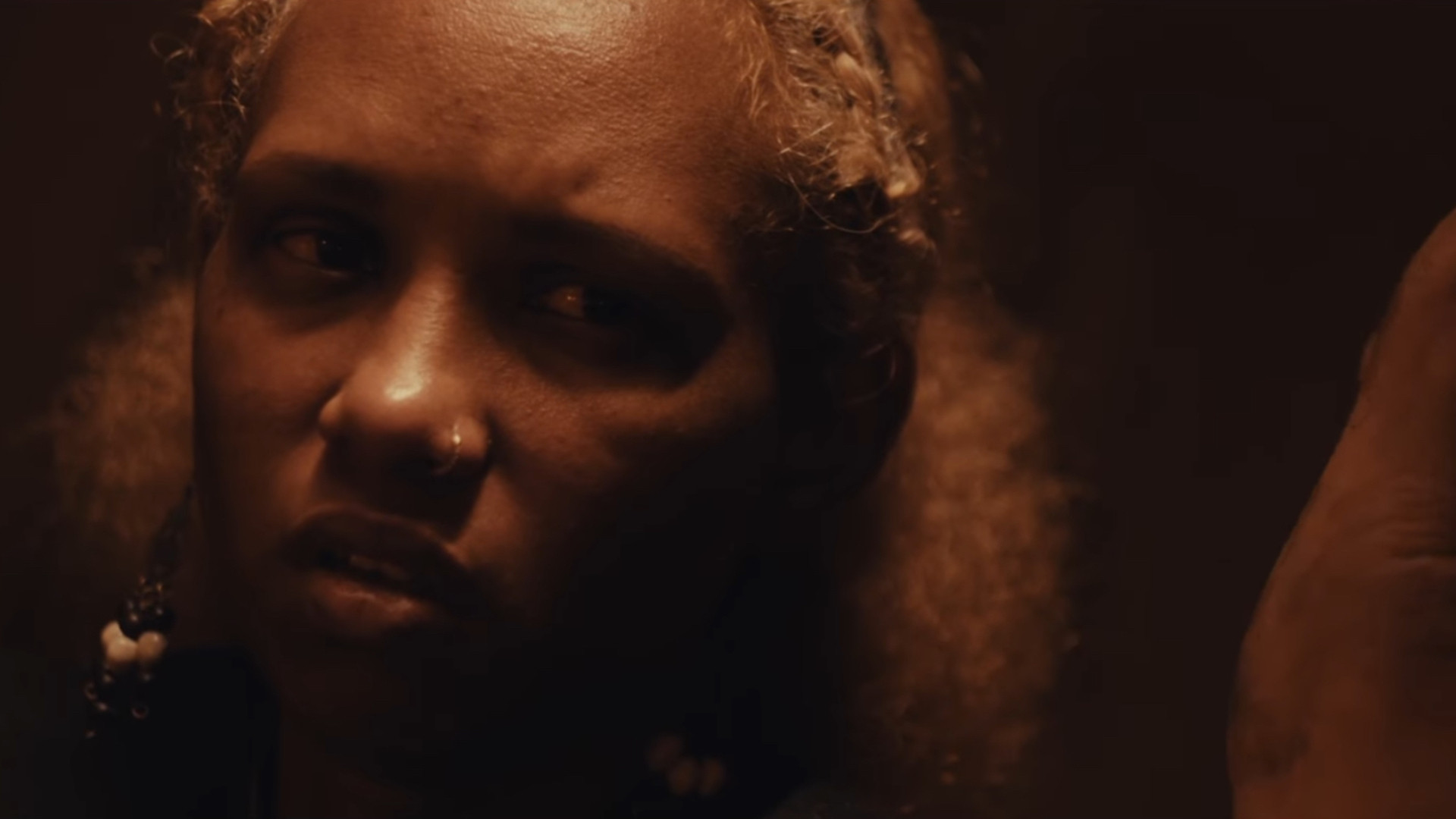 Backdrop for Allô de là