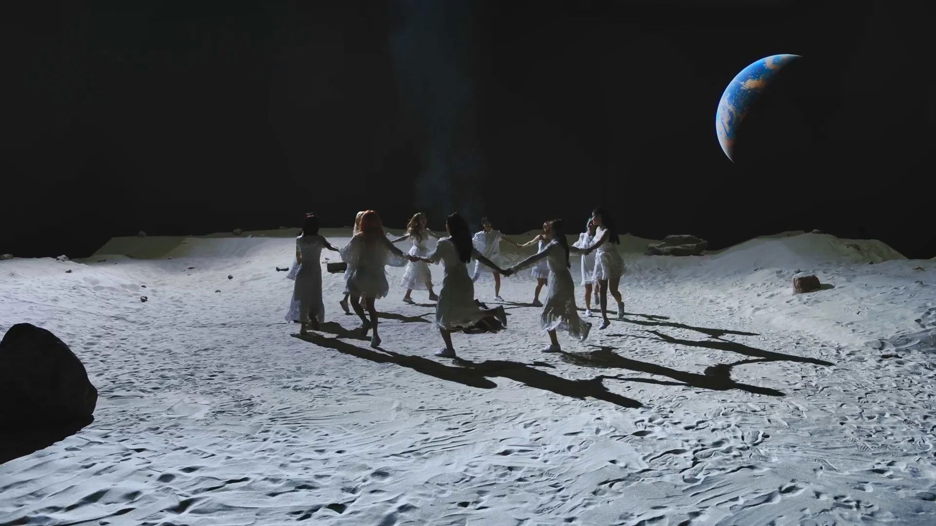 Backdrop for LOONA On Wave [LOONATHEWORLD : Midnight Festival]