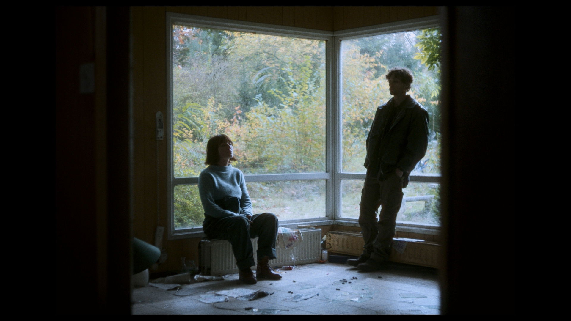 Backdrop for ENTRE CHIEN & LOUP