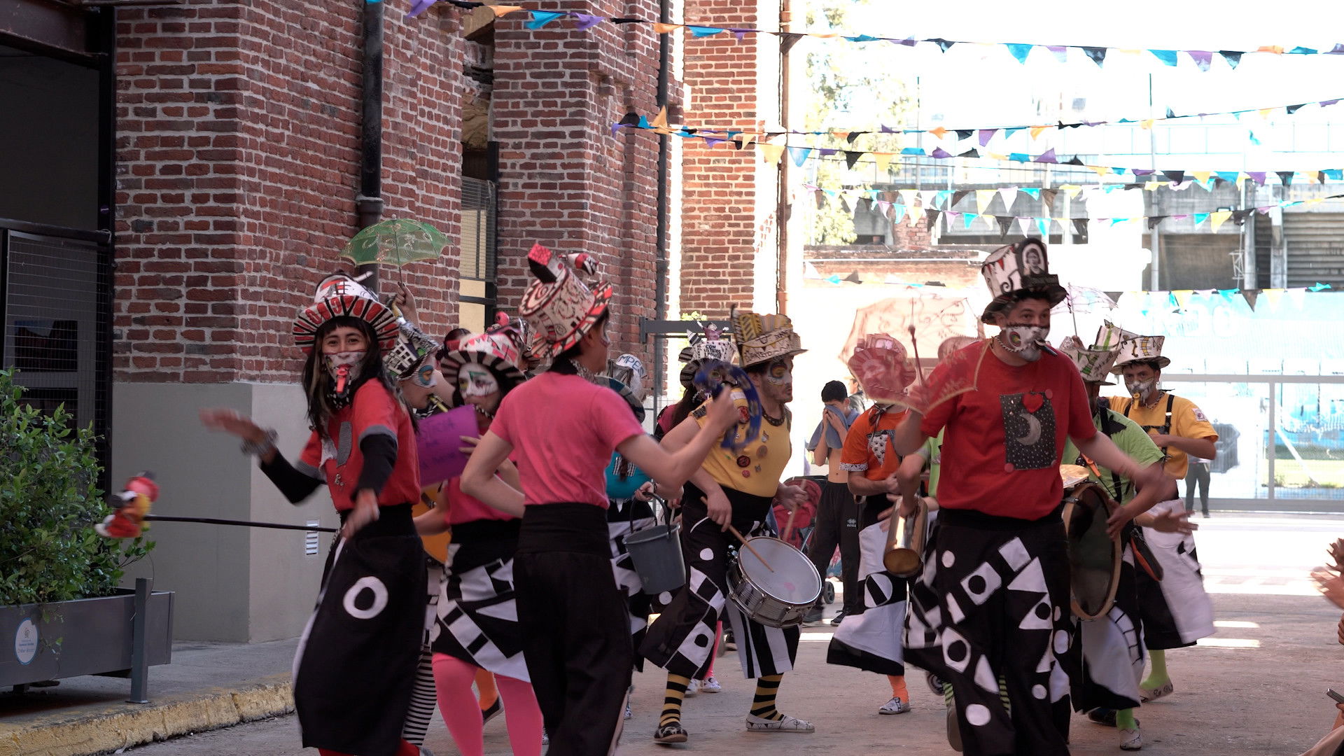 Backdrop for Debajo de Esas Galeras