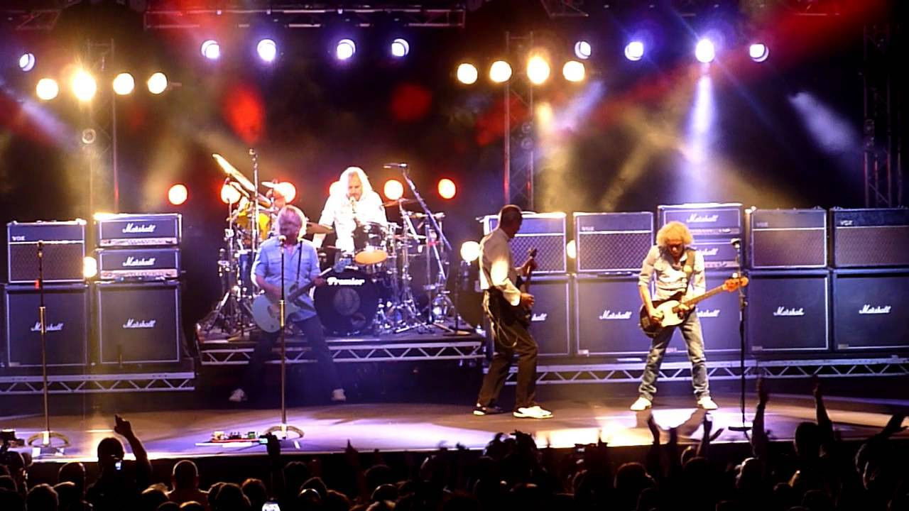 Backdrop for Status Quo: The Frantic Four’s Final Fling - Live At The Dublin 02 Arena