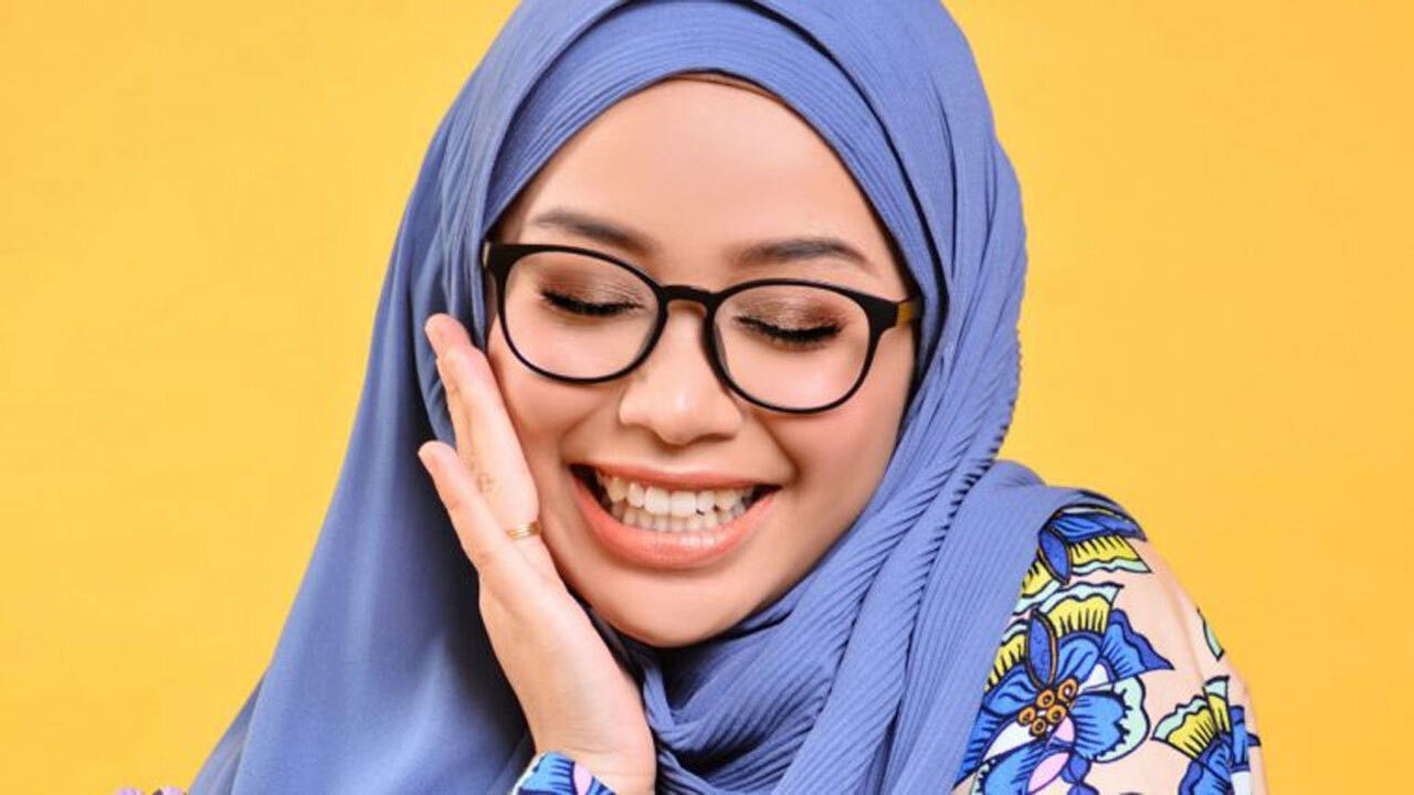 Backdrop for Aku, Bunga