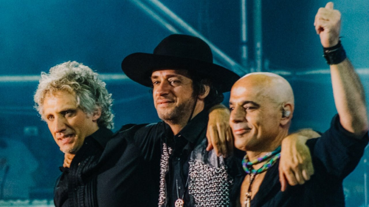 Backdrop for Soda Stereo: Gira Me Verás Volver