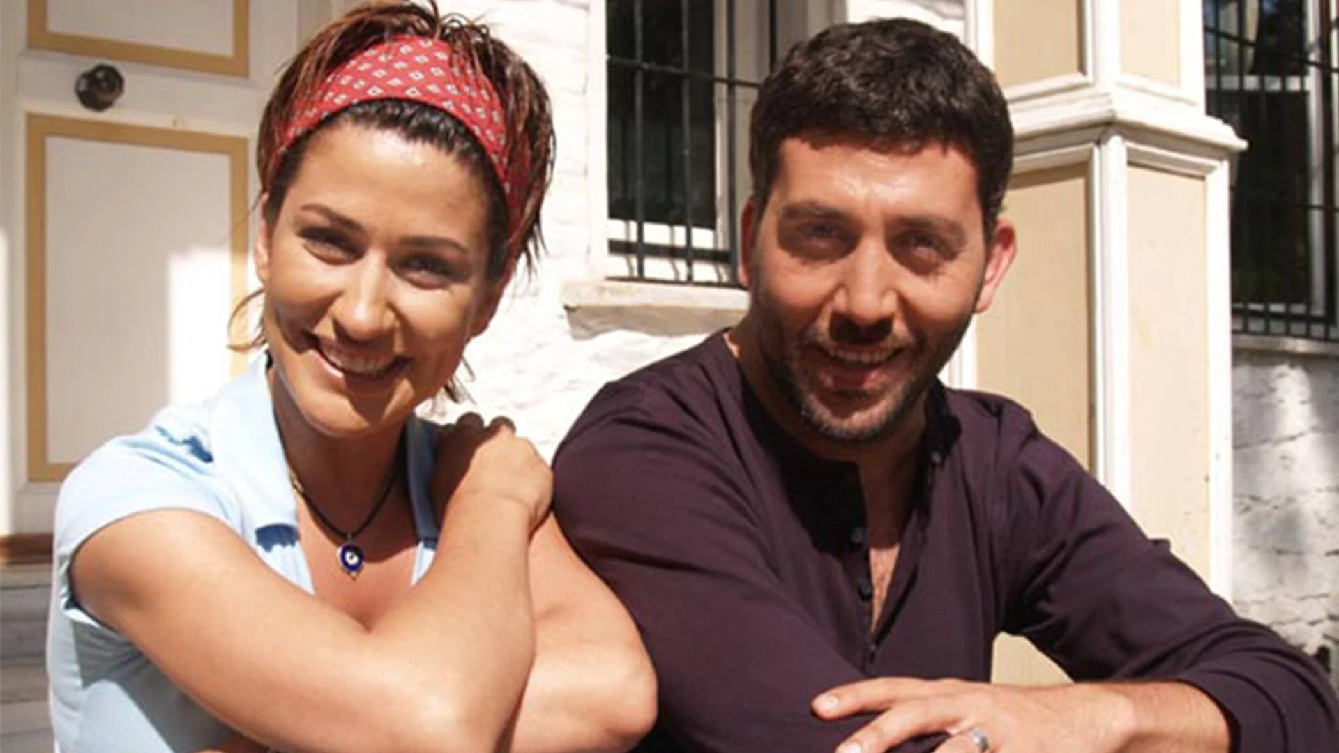 Backdrop for İki Aile