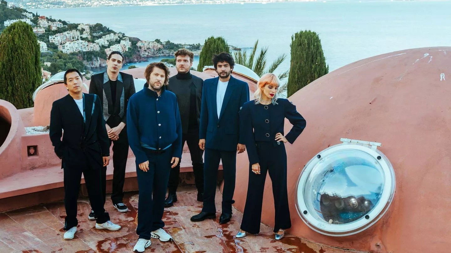 Backdrop for L'Impératrice au Palais Bulles