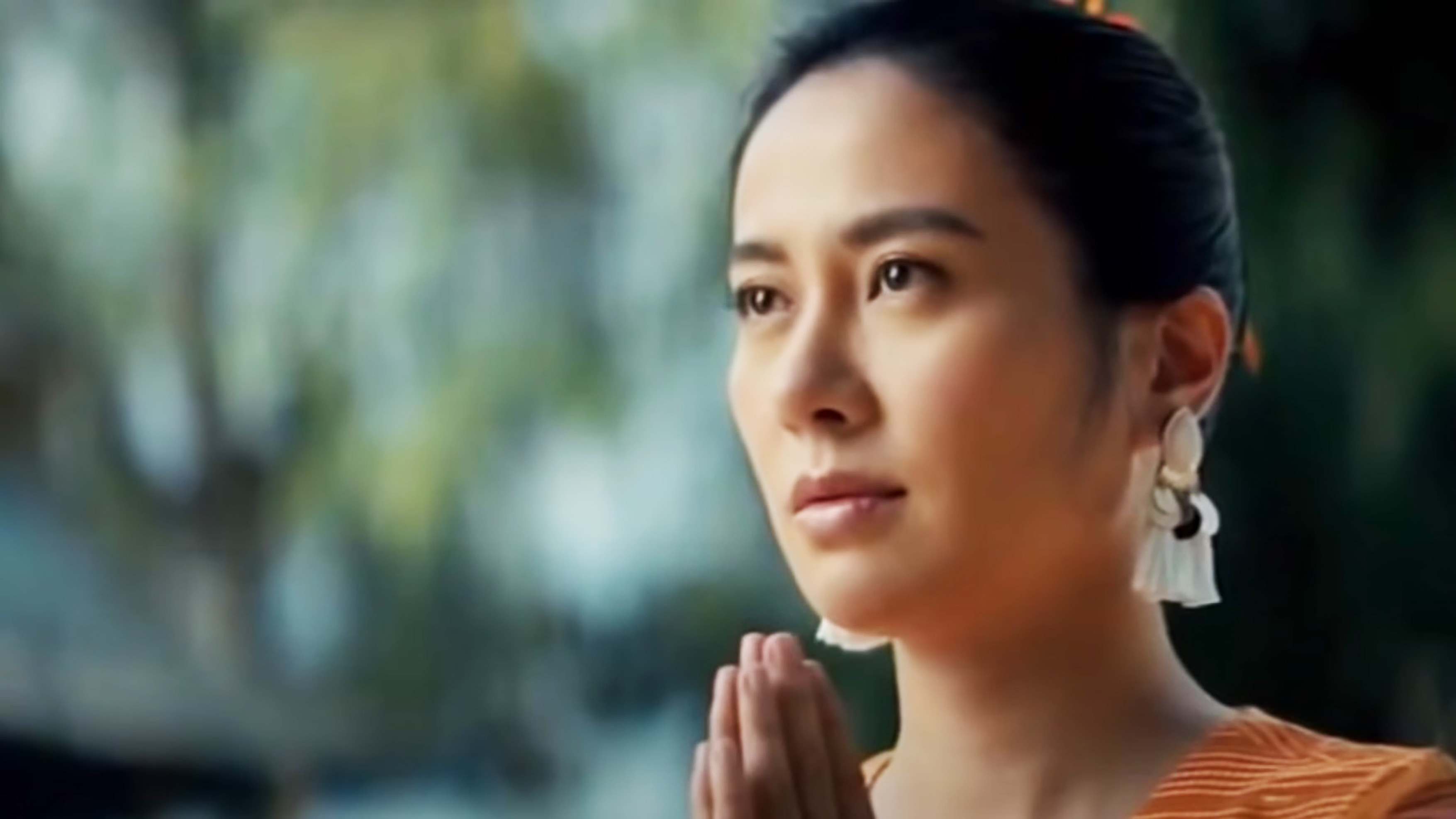 Backdrop for Thorn is Kissing