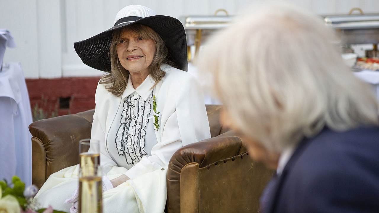 Backdrop for Ach, ta láska nebeská…