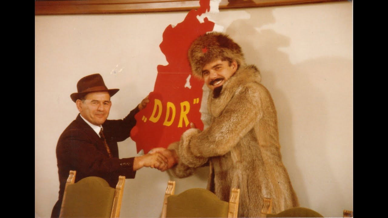 Backdrop for Land der Räuber und Gendarmen