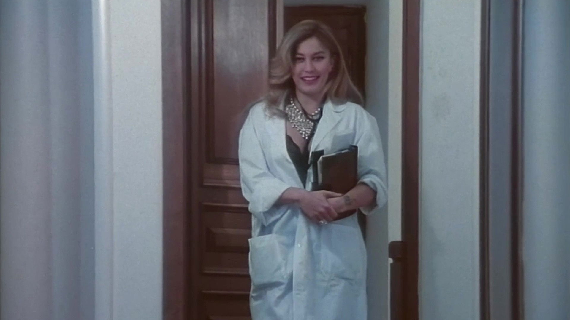 Backdrop for La clinica delle ispezioni anali