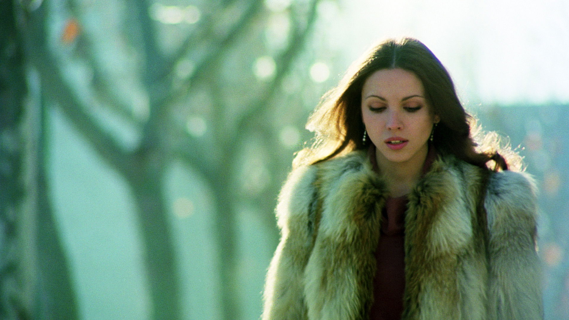 Backdrop for Emilia... parada y fonda