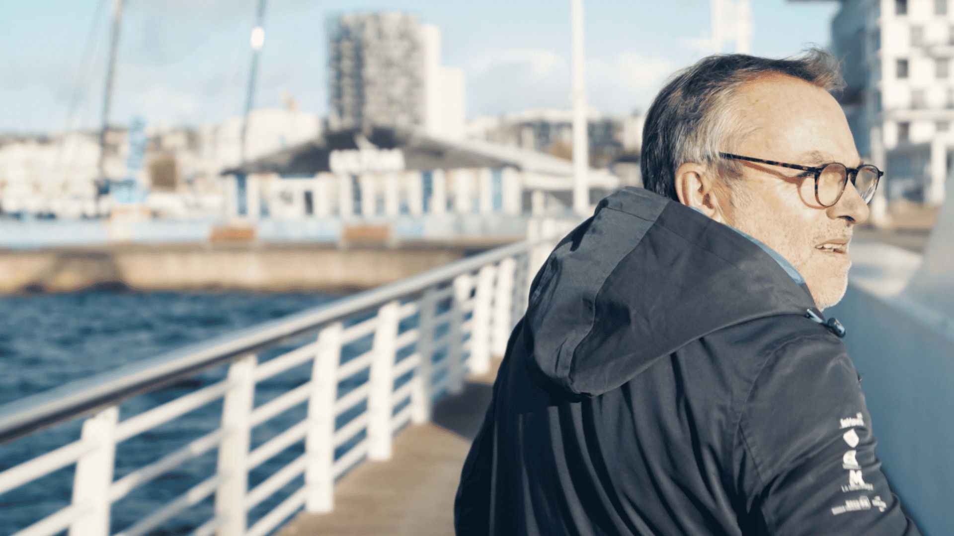 Backdrop for Le monstre