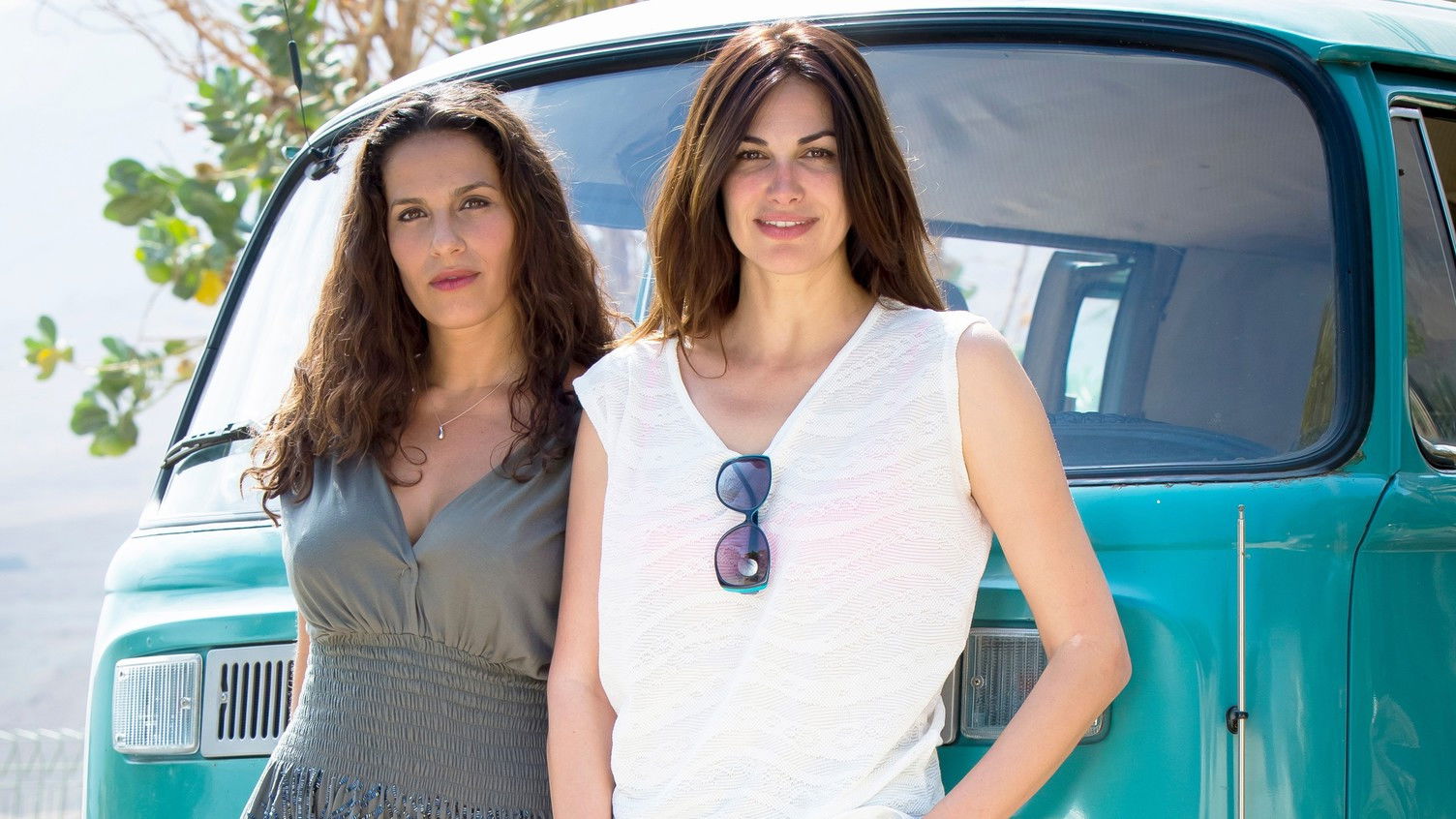 Backdrop for Trois mariages et un coup de foudre