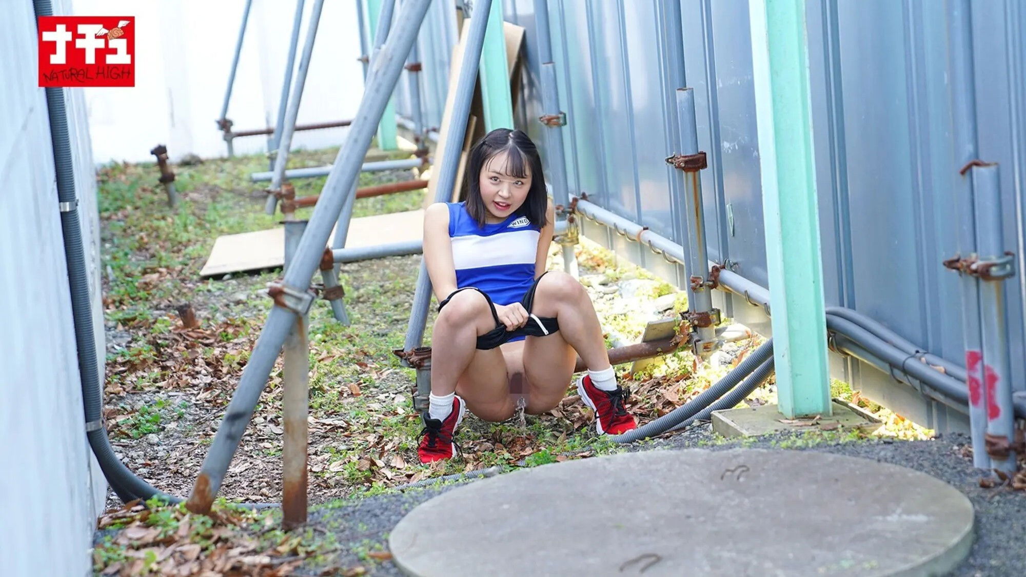 Backdrop for 「おしっこ見るの好きなら舐めてみる?」野ションを覗かれた男を捕まえ飲尿クンニさせる運動部女子