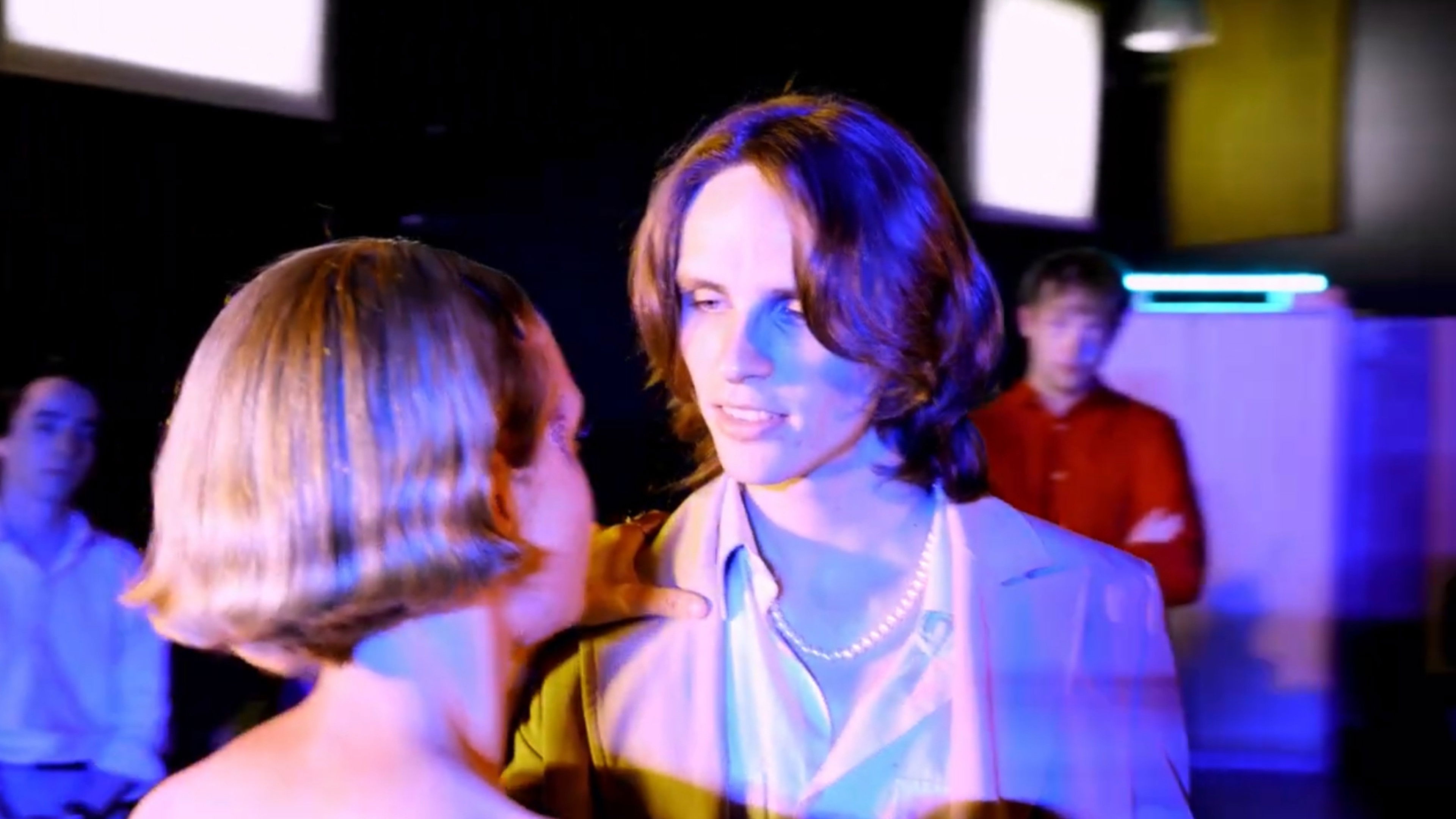 Backdrop for Couronnez-moi