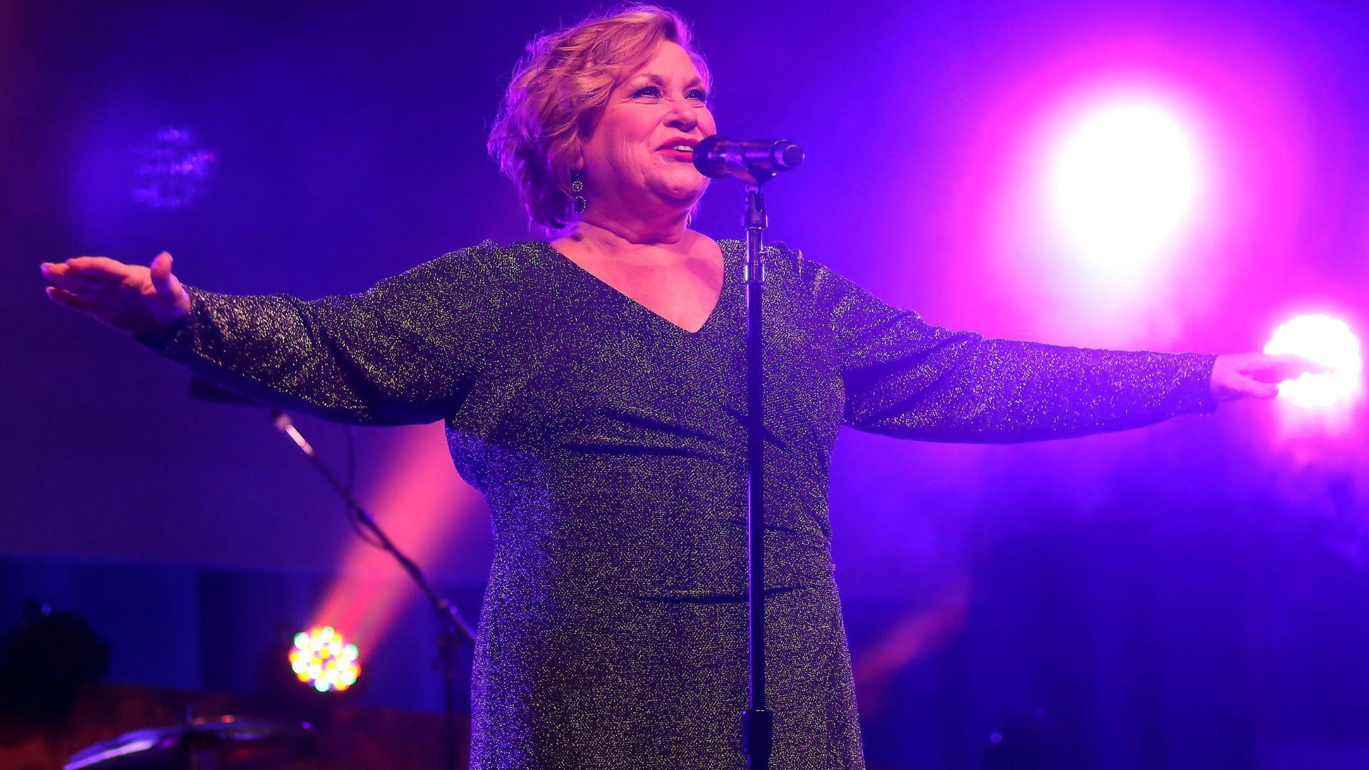 Backdrop for Forever Grateful: Live From The Farewell Tour