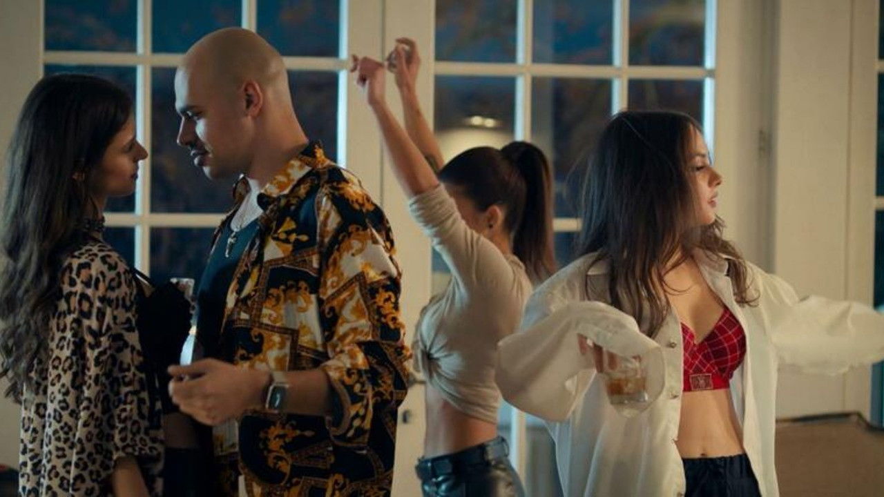 Backdrop for The Crying Girl