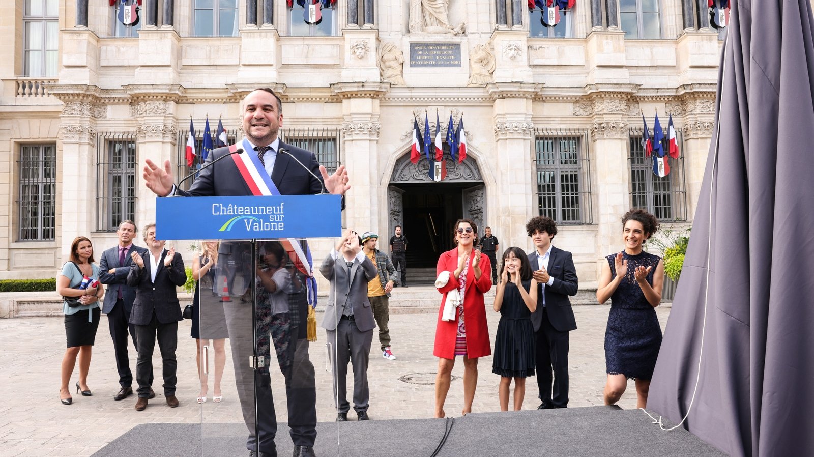 Backdrop for À mon tour