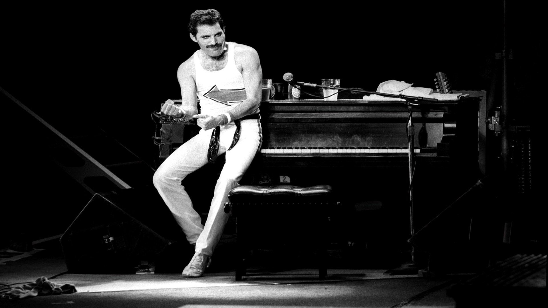 Backdrop for Queen on Fire: Live at the Bowl