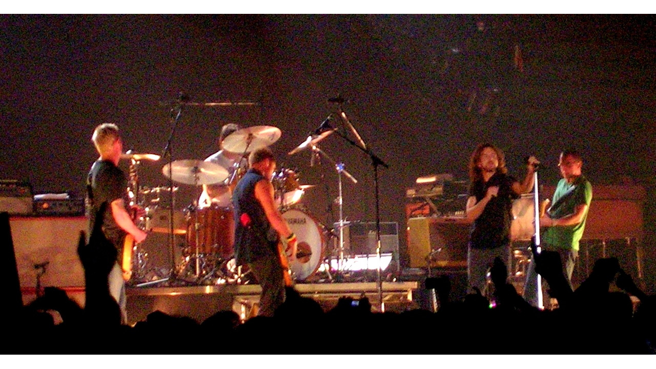 Backdrop for Pearl Jam: Bologna 2006