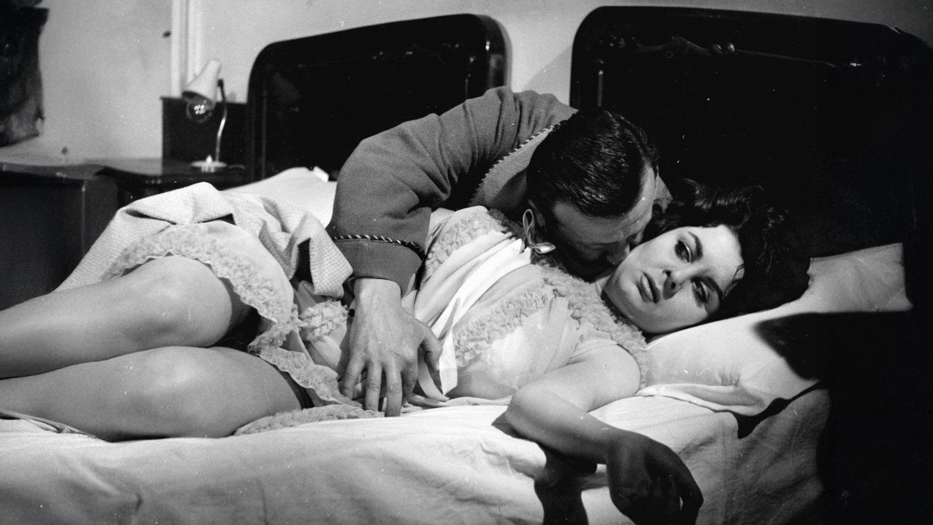 Backdrop for Bir Hizmetçi Kızın Hatıra Defteri