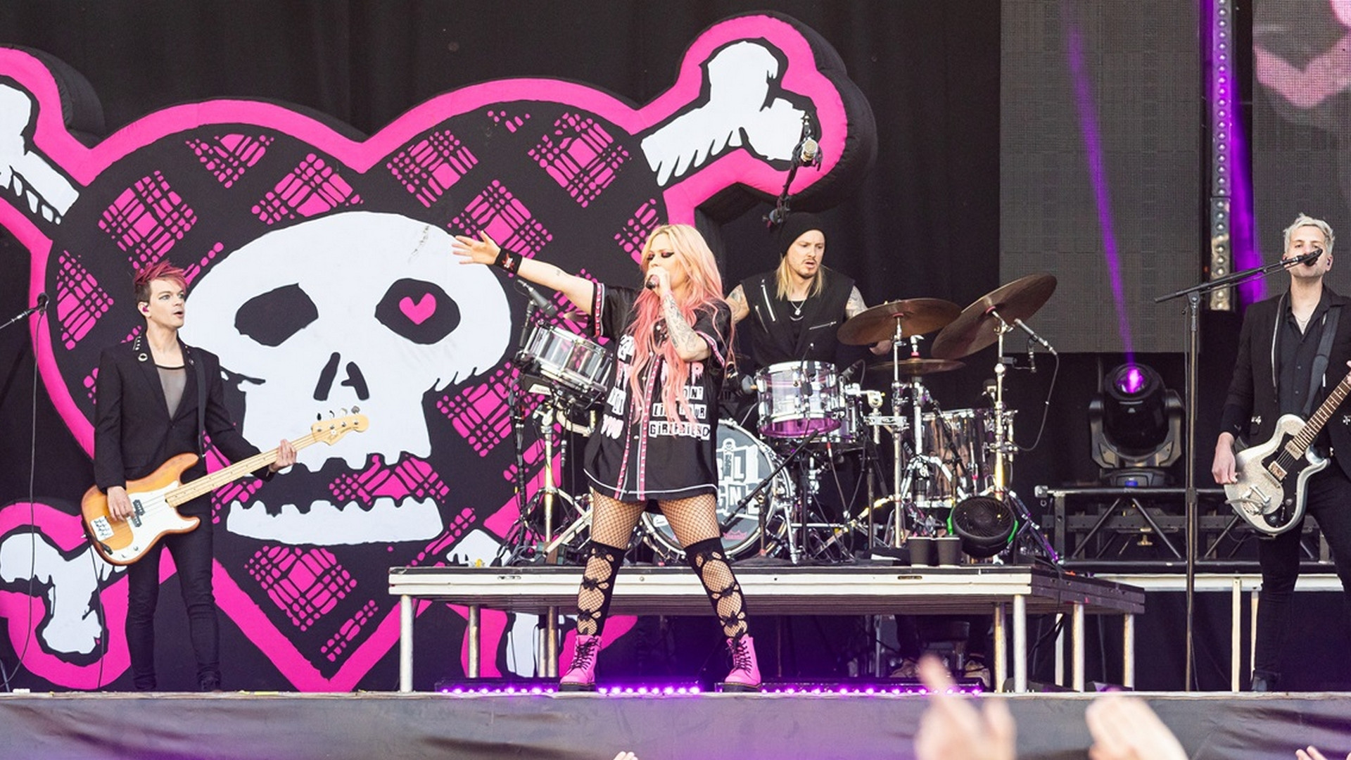 Backdrop for Avril Lavigne en concert au Main Square Festival 2024