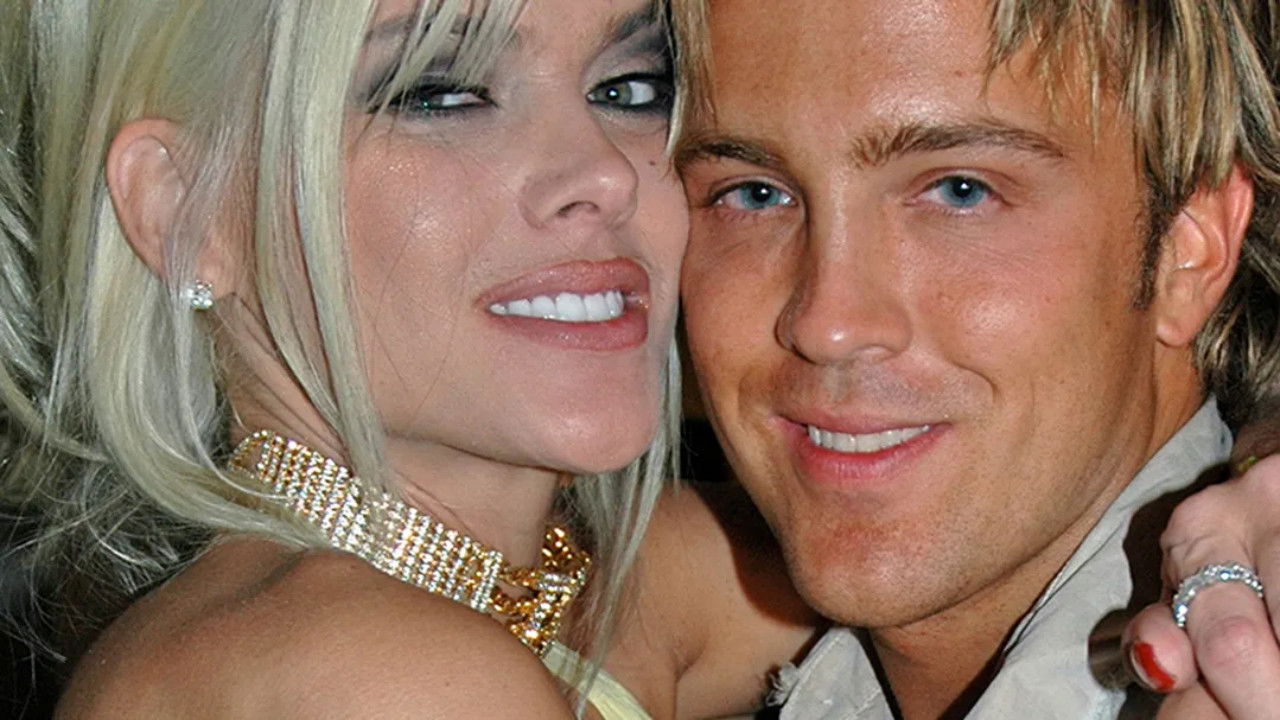 Backdrop for Hopelessly in Love: Anna Nicole Smith and Larry Birkhead