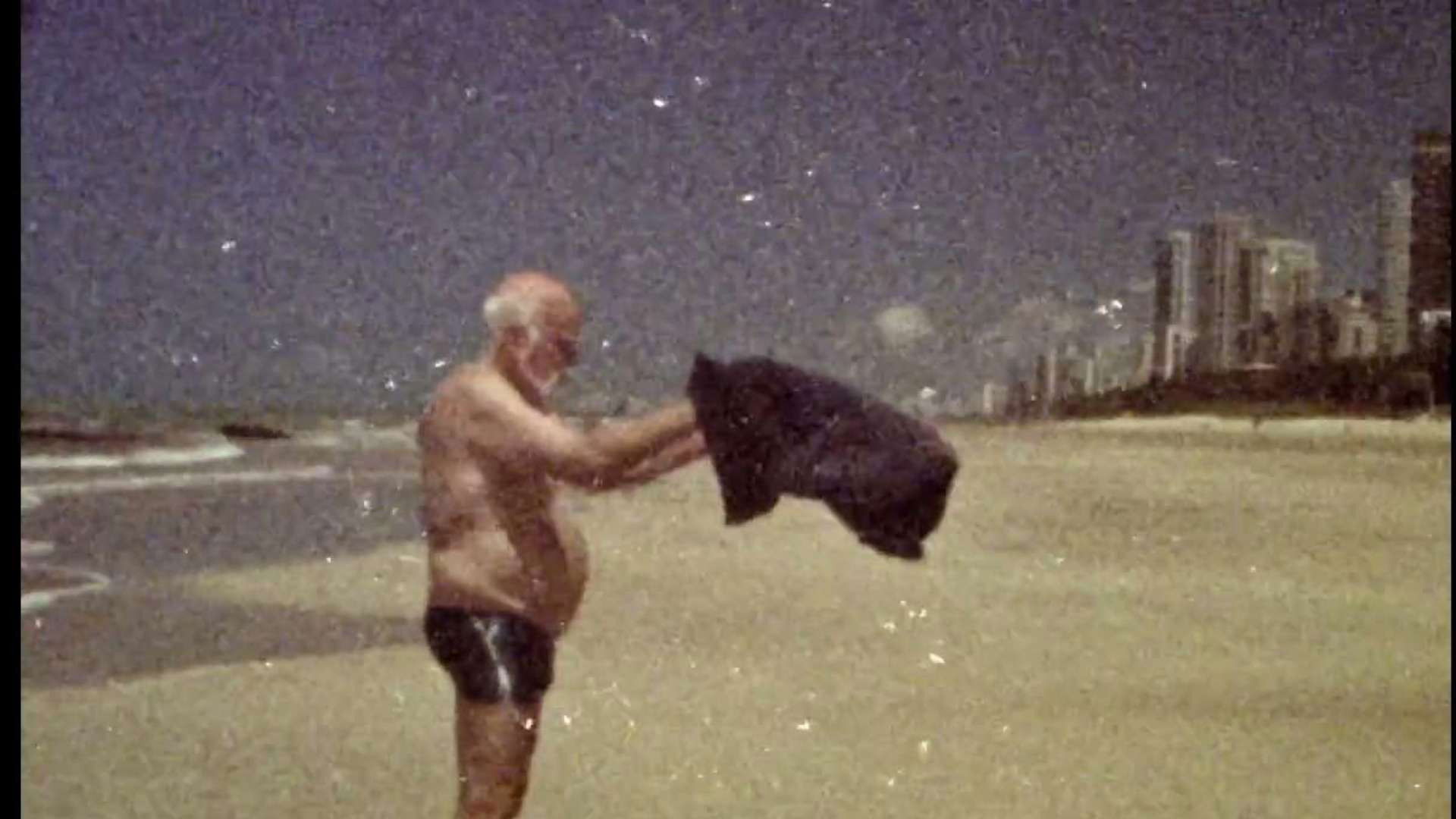 Backdrop for Bruscky: Um Autorretrato