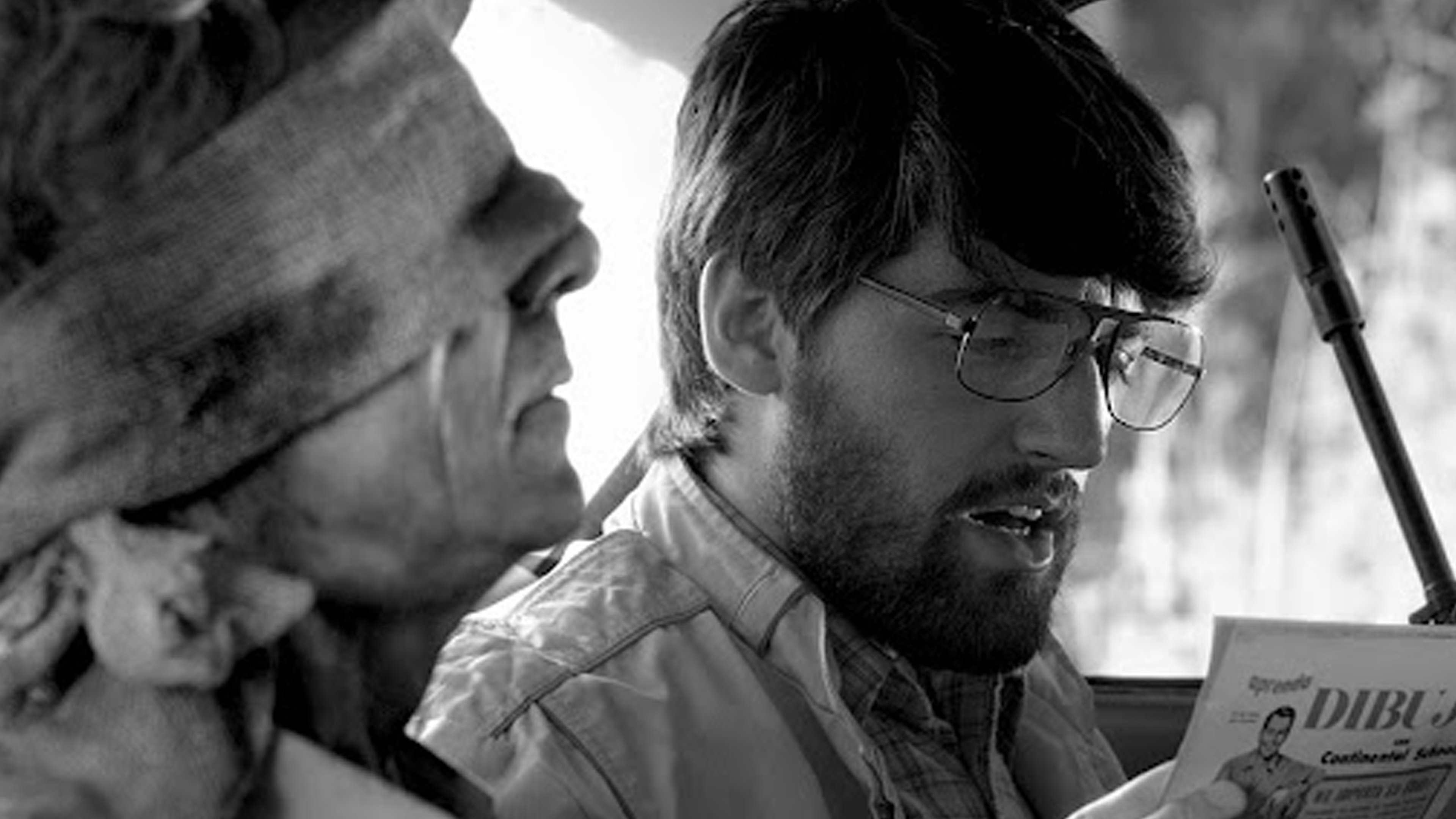 Backdrop for Héctor Oesterheld comparte un choripán con sus verdugos