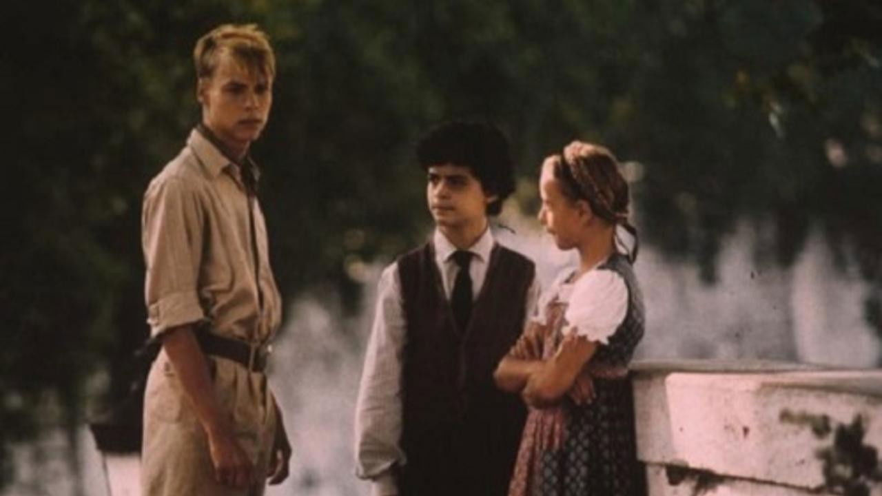 Backdrop for Nemici d'infanzia