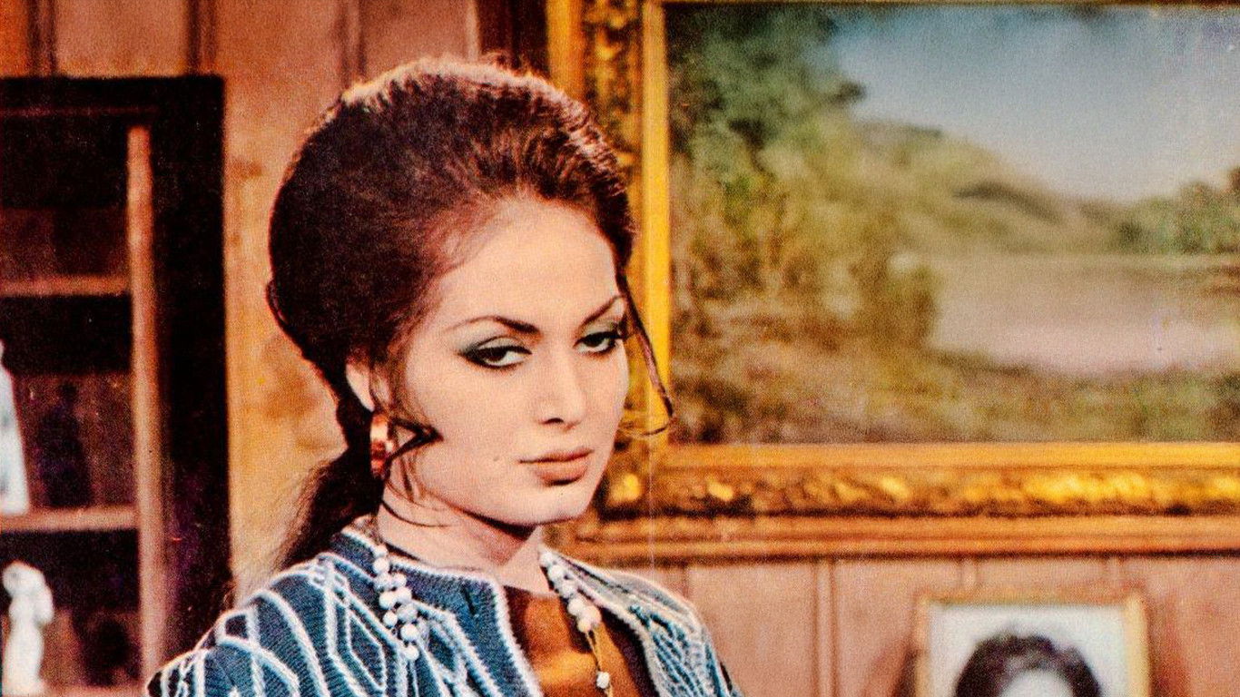 Backdrop for Mağrur Kadın