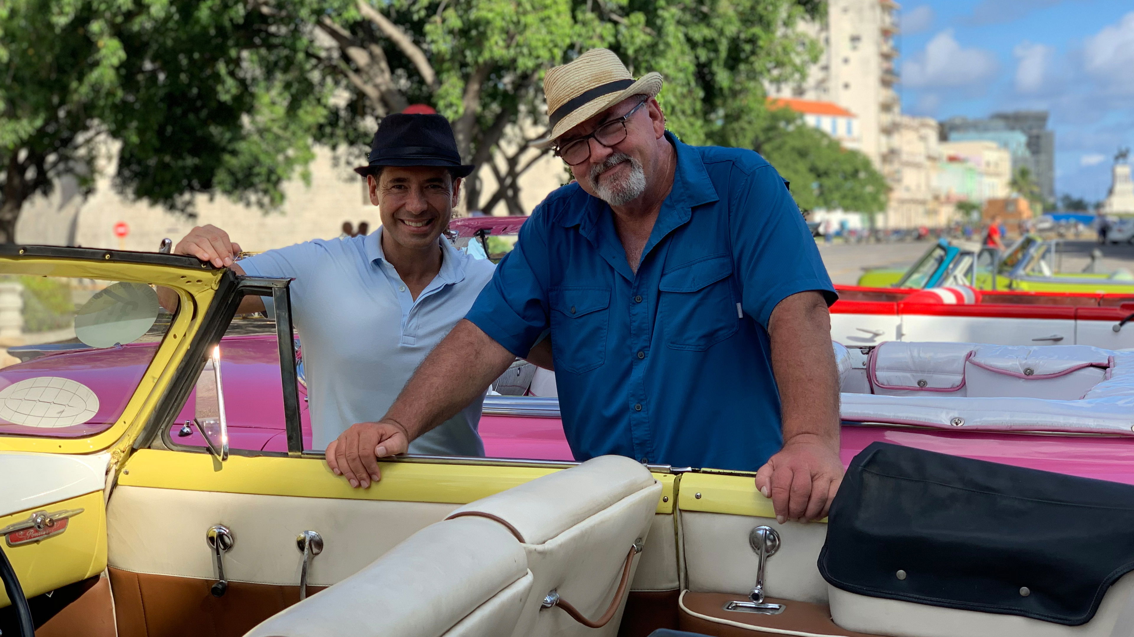 Backdrop for Vintage Curves of Cuba