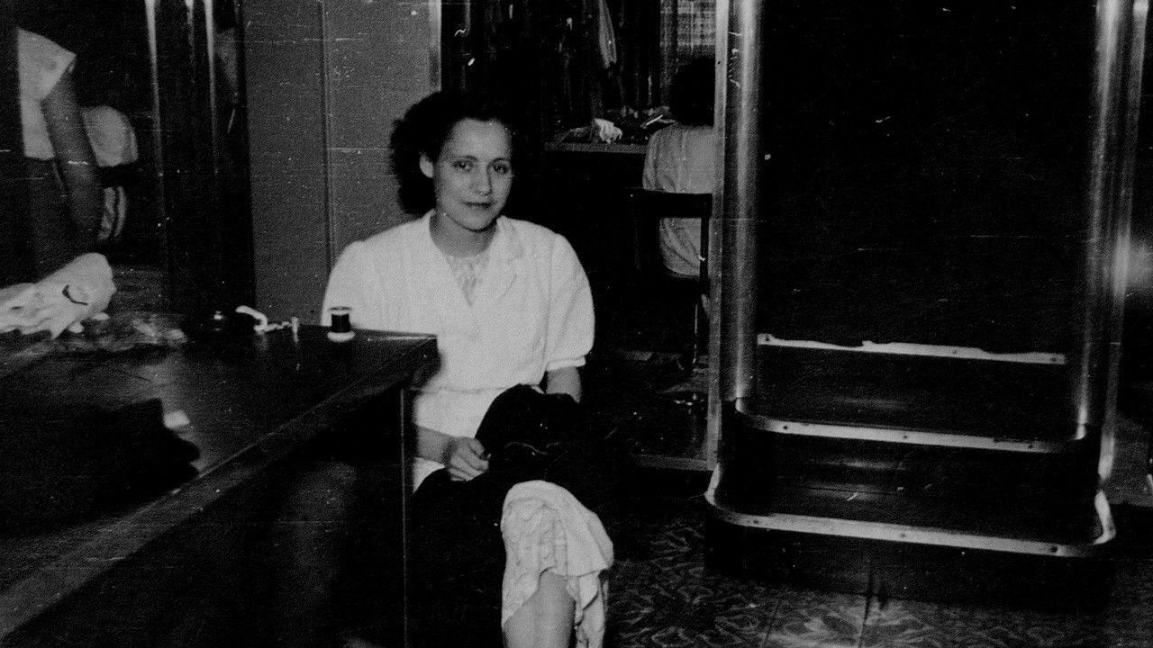 Backdrop for Aquí y allí: journal d'une exilée