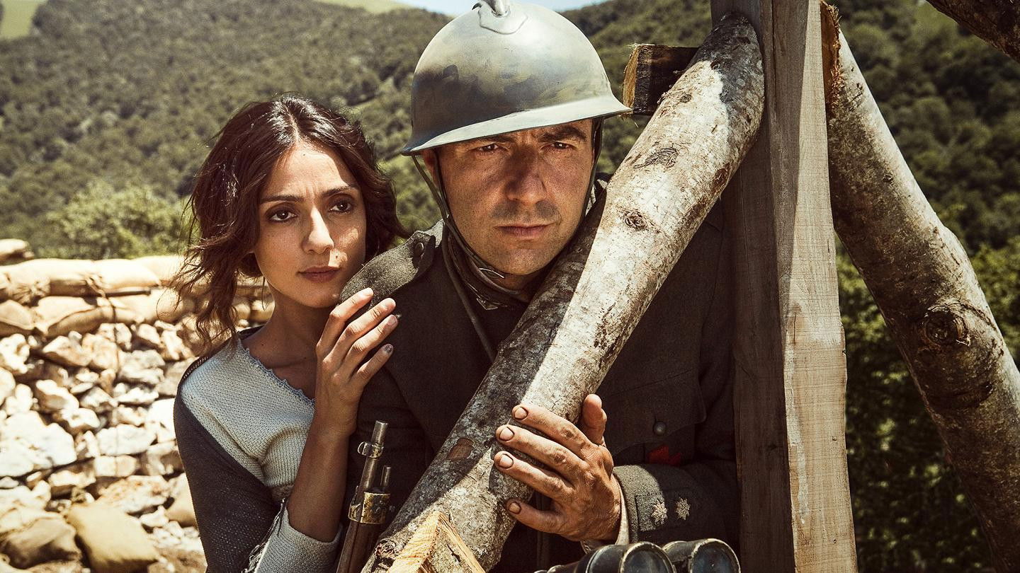 Backdrop for Eroi per caso