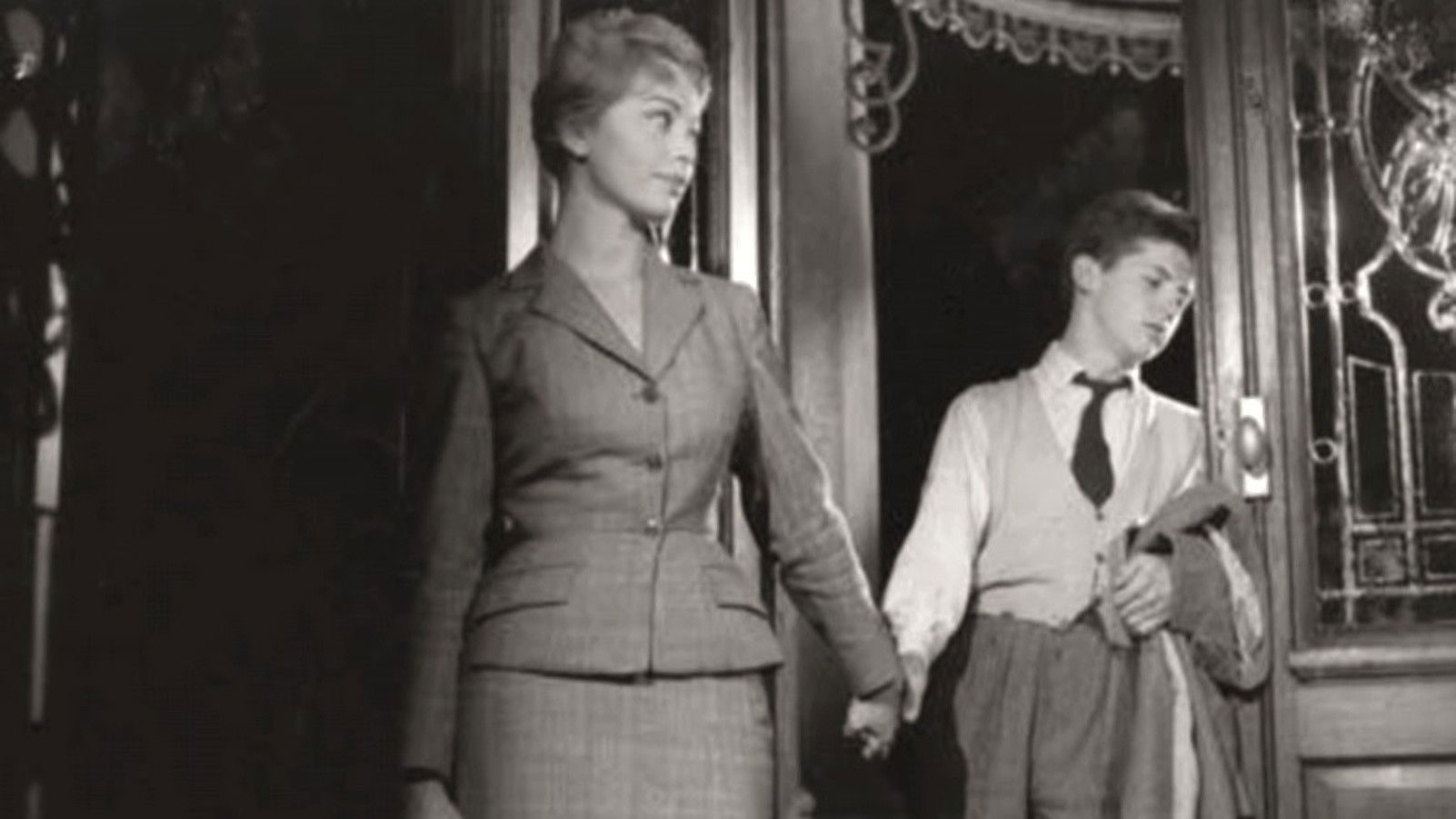 Backdrop for Demasiado jóvenes