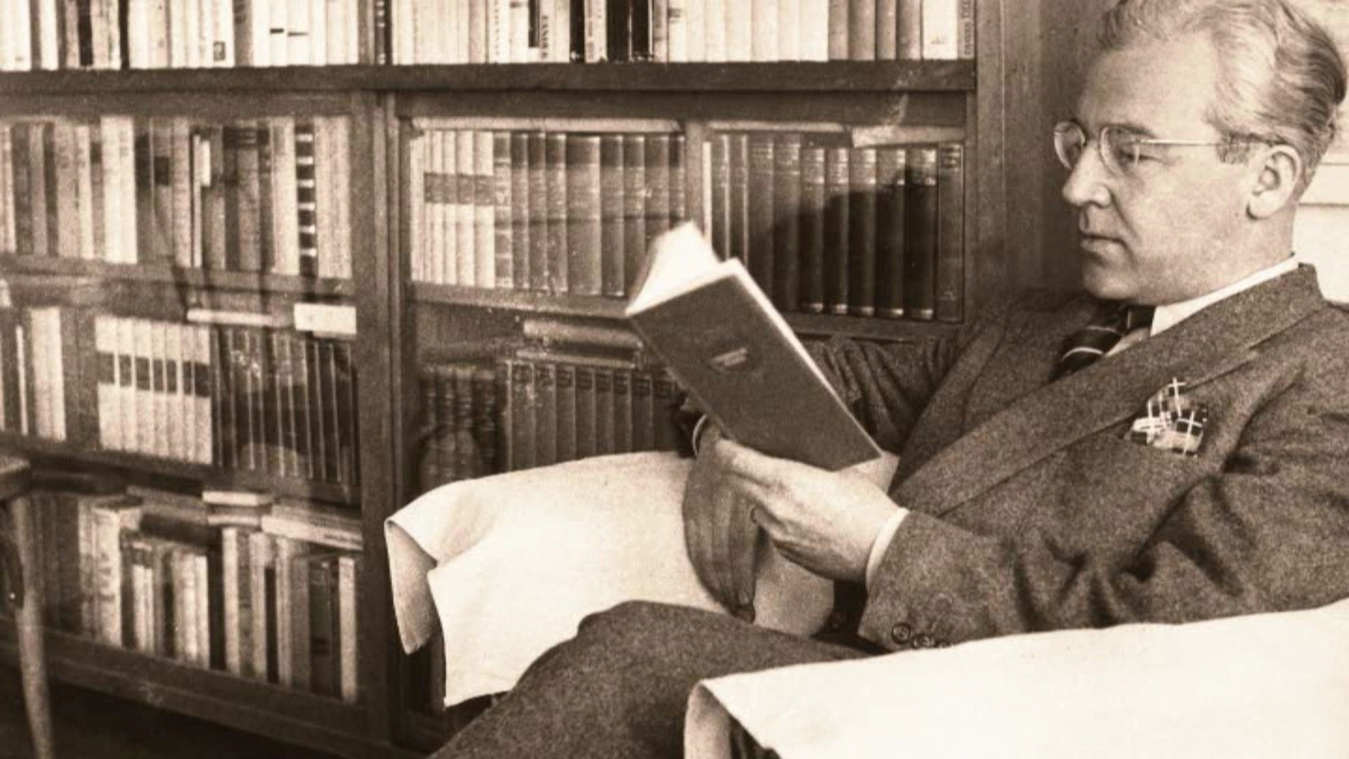 Backdrop for Sabahattin Ali: Sabah Yıldızı