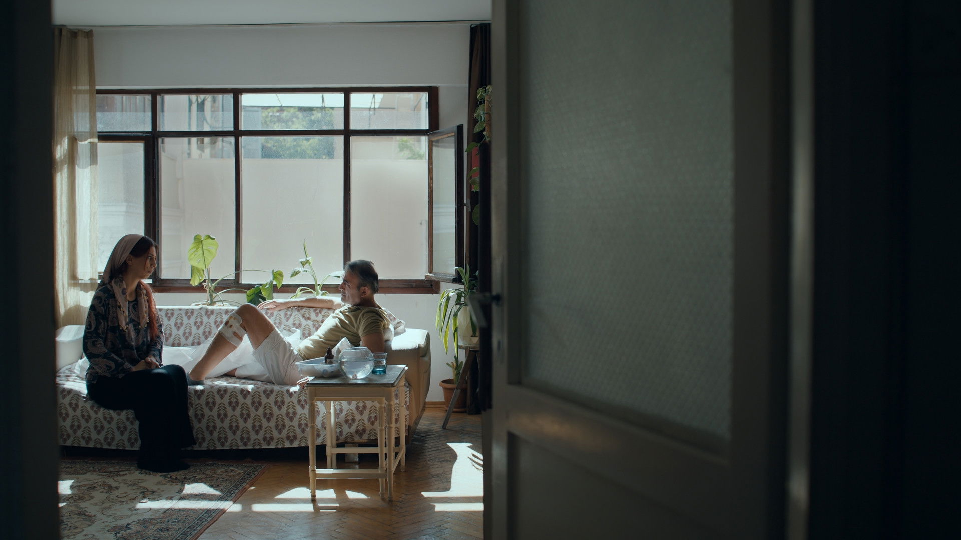 Backdrop for Çöldeyiz ve Başka Bir Yerde Değiliz