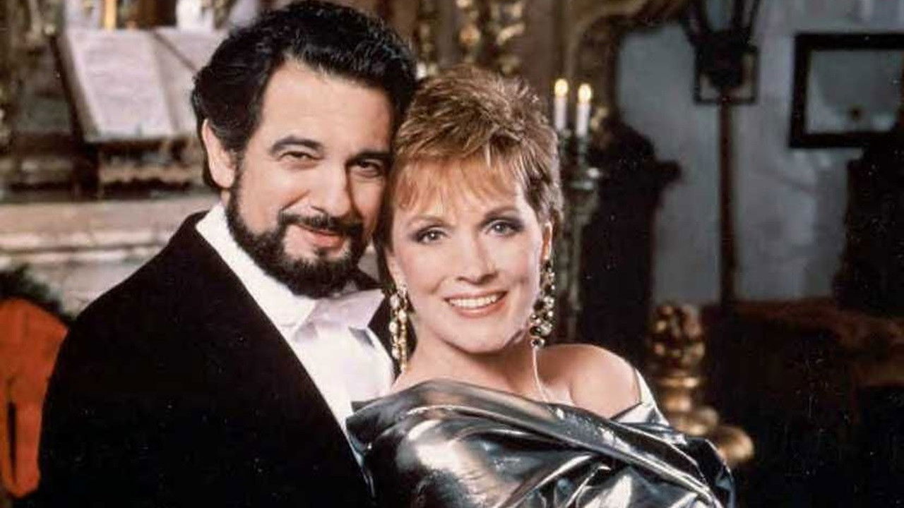 Backdrop for Julie Andrews: The Sound of Christmas