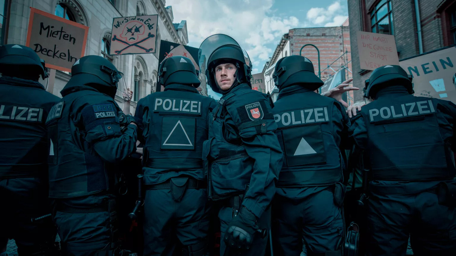 Backdrop for Allein zwischen den Fronten