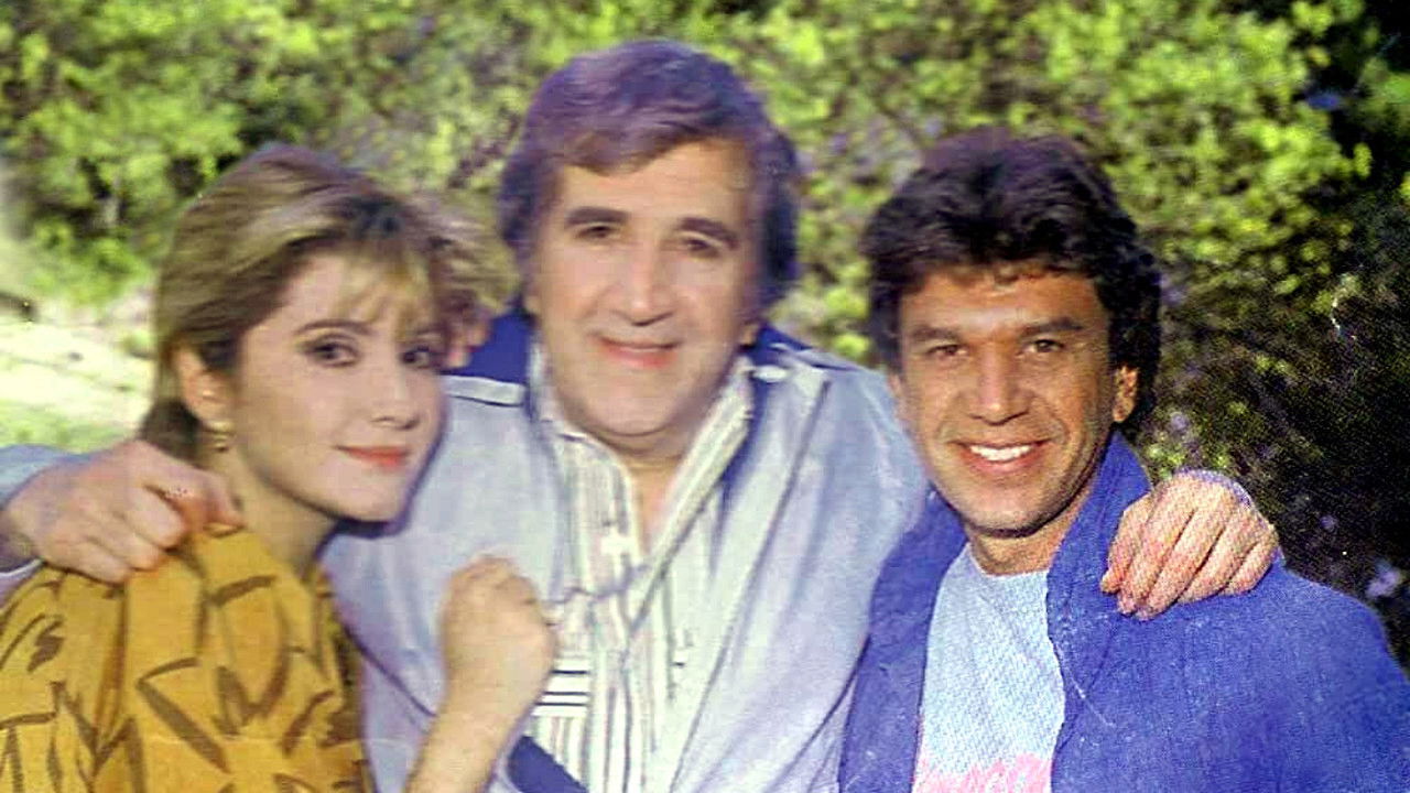 Backdrop for Τρεις και ο... Κούκος!