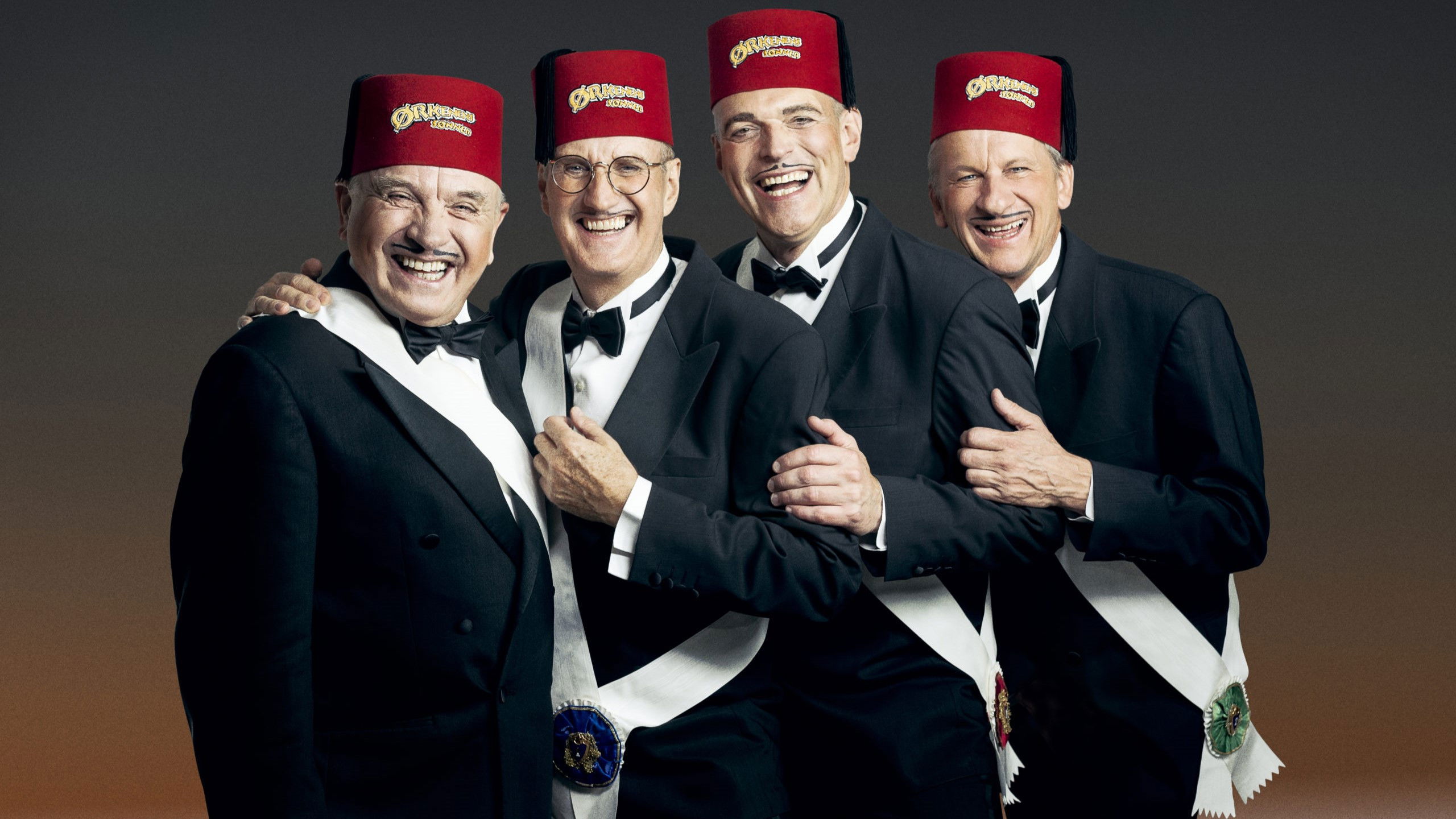 Backdrop for Ørkenens Sønner: En fez i en hornlygte