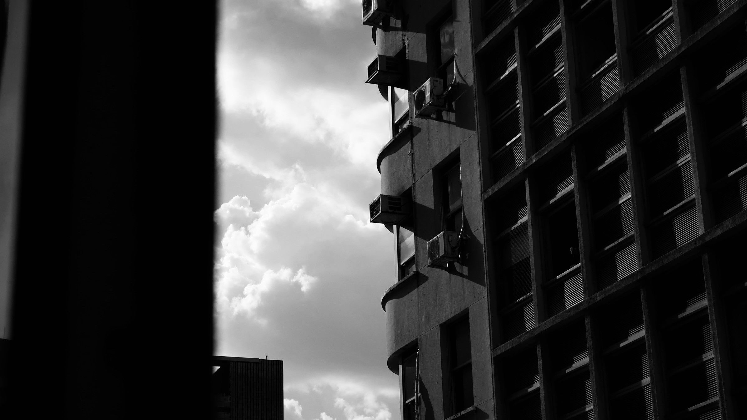 Backdrop for Eu não entendo o ser humano de Apartamento