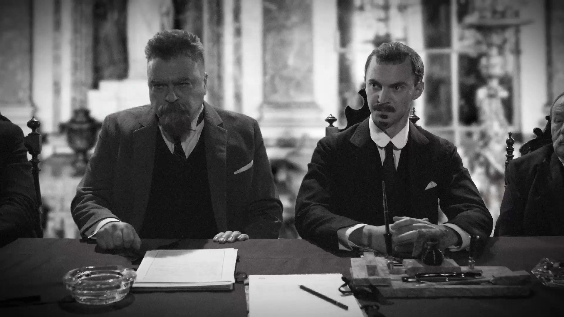 Backdrop for Dva muži v roce jedna